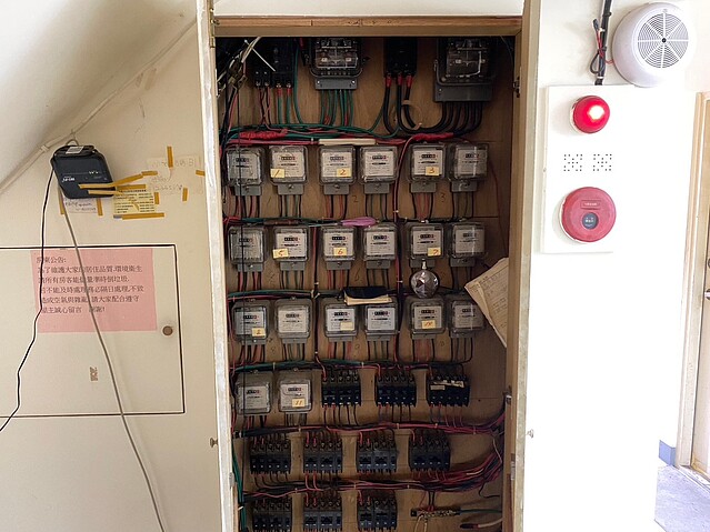 板橋大同街一處地下室１０間違規使用出租套房，遭斷電停止使用處分。圖／新北工務局提供